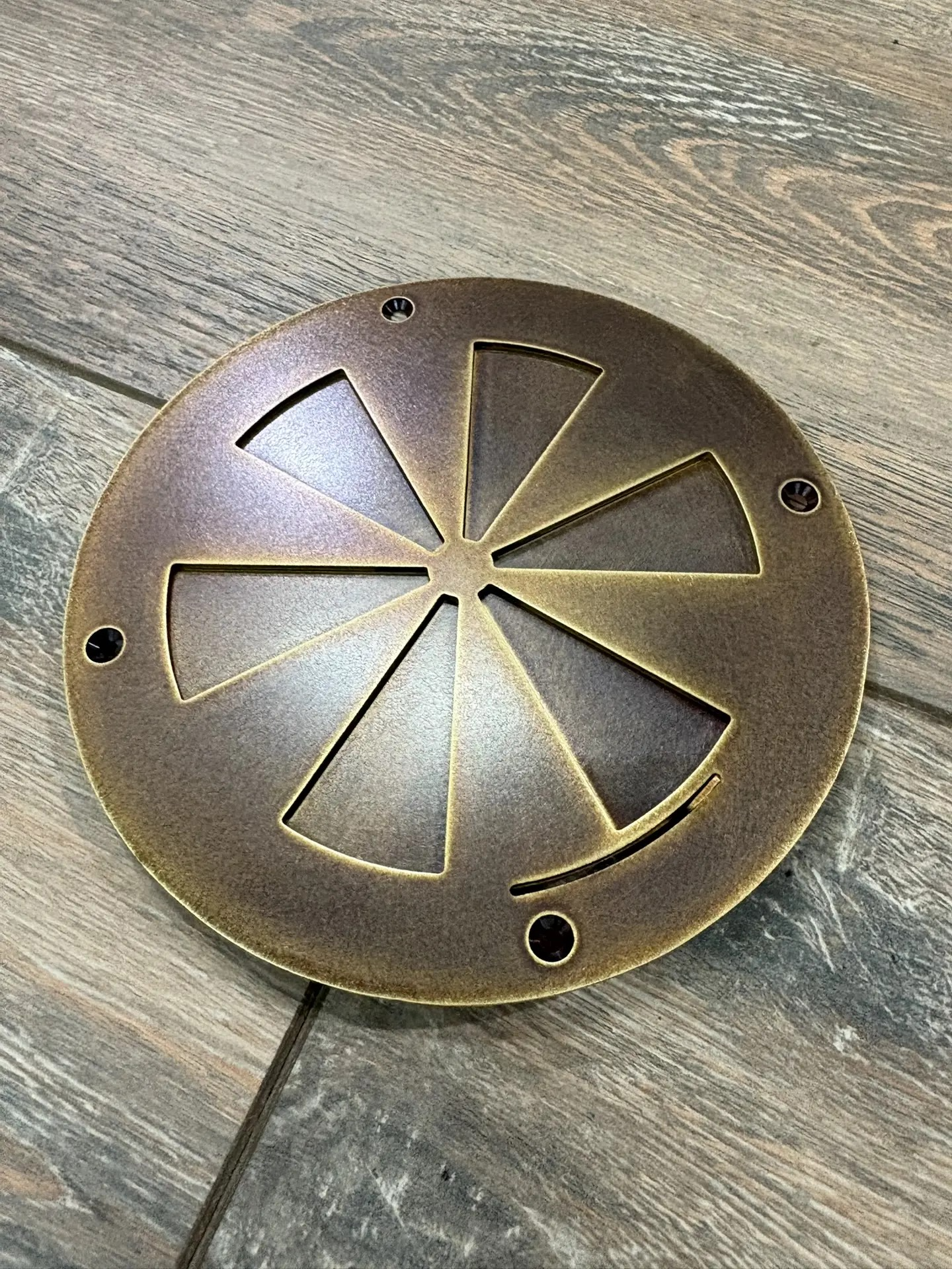 Решётка регулируемая с задвижкой круглая латунь патинированная 140 мм