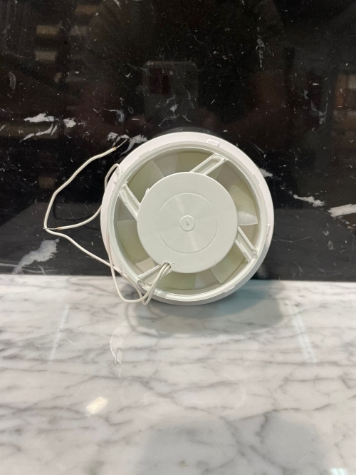 Диффузор на магнитах с вентилятором для потолков ТД125 черно-белый 125 мм