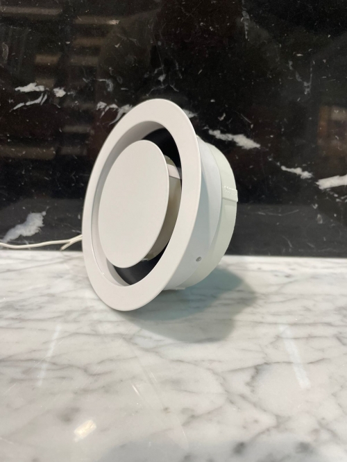 Диффузор на магнитах с вентилятором для потолков ТД125 черно-белый 125 мм